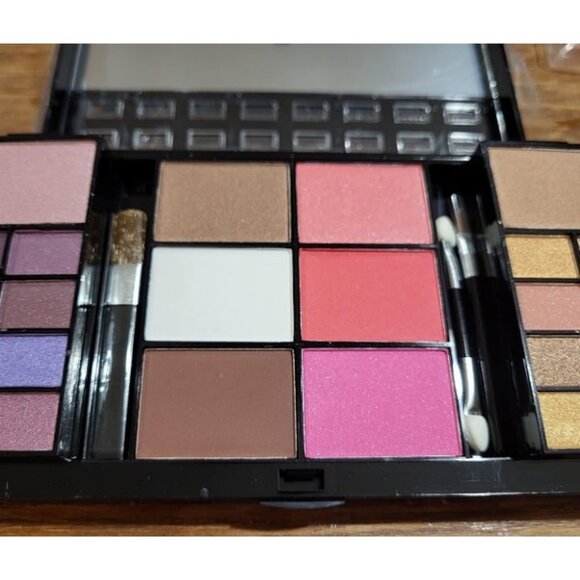 All In One Makeup Gift Kit Ultimate Color Combination - Picture 3 of 3